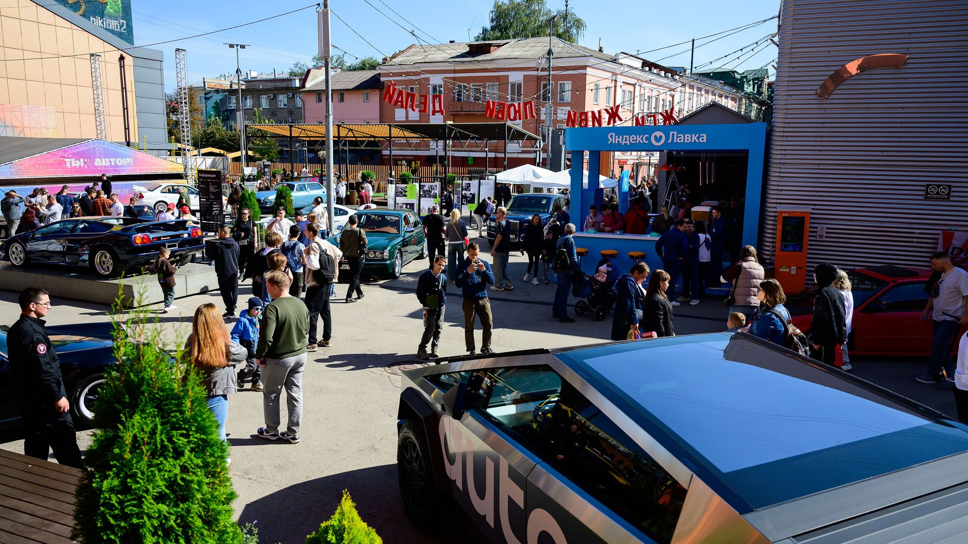 В Октаве прошел фестиваль автомобилей и электронной музыки «Электромашина»