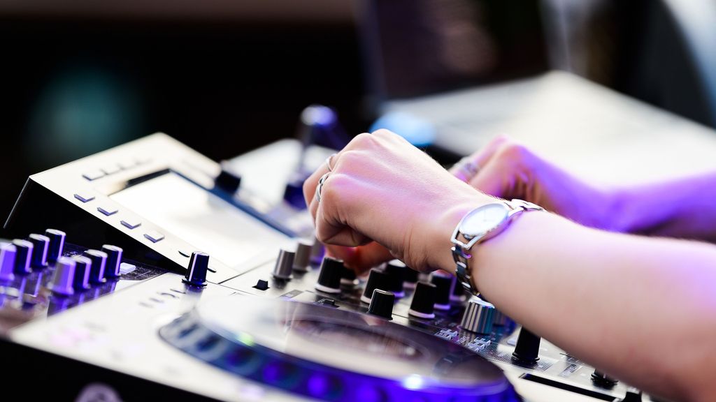 Дневной рейв в кафе «Волна»